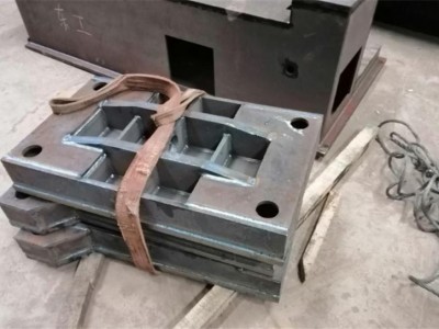 特大型打砂設(shè)備，對(duì)所有特大型金屬件表面打砂清除表面雜質(zhì)