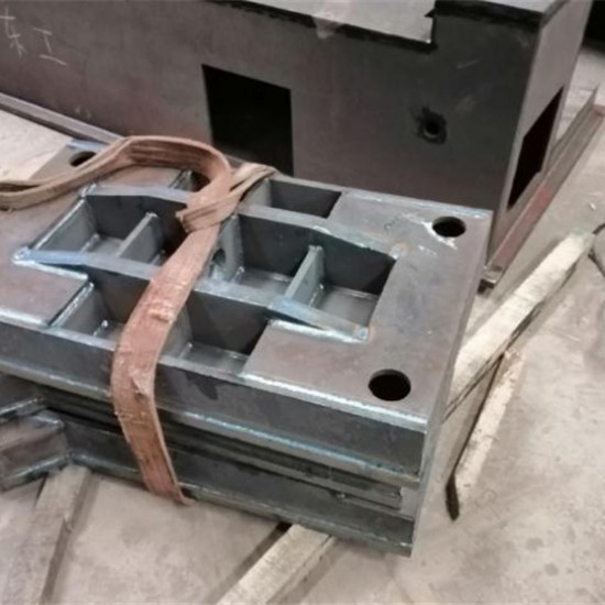 特大型打砂設(shè)備，對(duì)所有特大型金屬件表面打砂清除表面雜質(zhì)